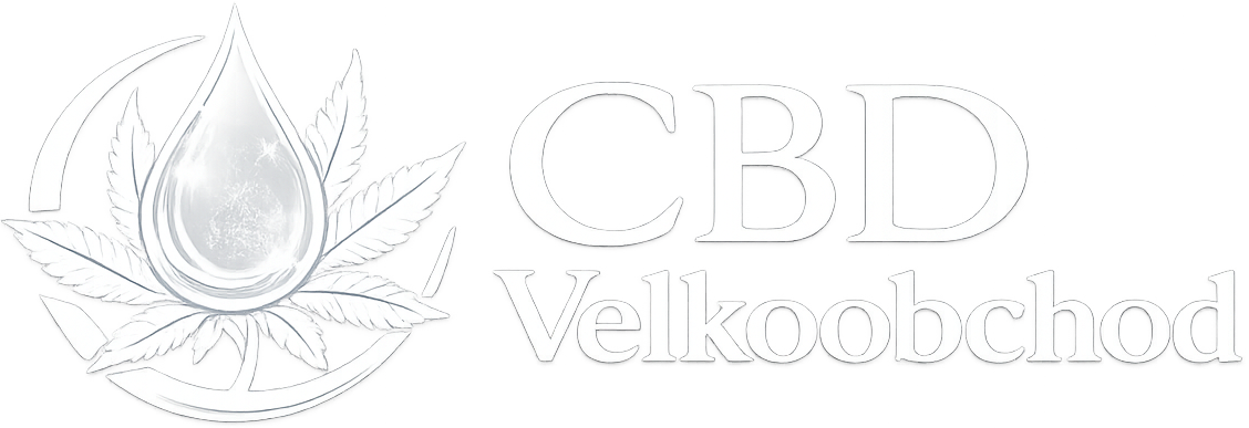 Horizontální bílé logo CBD Velkoobchod s ikonou kapky CBD oleje obklopené konopnými listy a názvem značky na průhledném pozadí.
